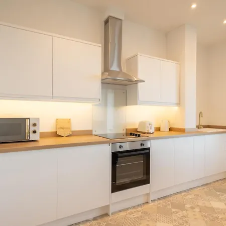 Appartement 3, King's Court *